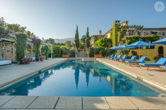 Ainsi que cette superbe piscine ! 
Le prince Harry, duc de Sussex et sa femme Meghan Markle, duchesse de Sussex ont acheté une propriété pour 14,65 millions de dollars à Montecito en Californie. Le 17 août 2020 