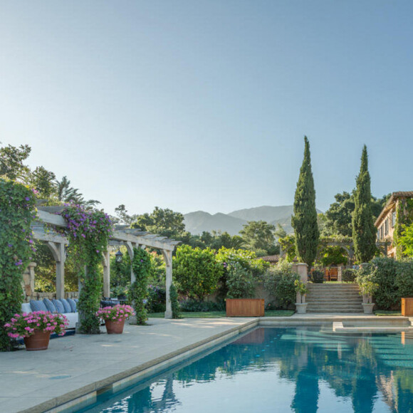 Ainsi que cette superbe piscine ! 
Le prince Harry, duc de Sussex et sa femme Meghan Markle, duchesse de Sussex ont acheté une propriété pour 14,65 millions de dollars à Montecito en Californie. Le 17 août 2020 