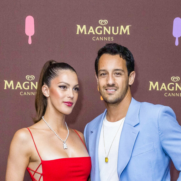 Iris Mittenaere (Miss France 2016) et son compagnon Diego El Glaoui au photocall de la soirée "Magnum" lors du 75ème Festival International du Film de Cannes le 19 mai 2022.