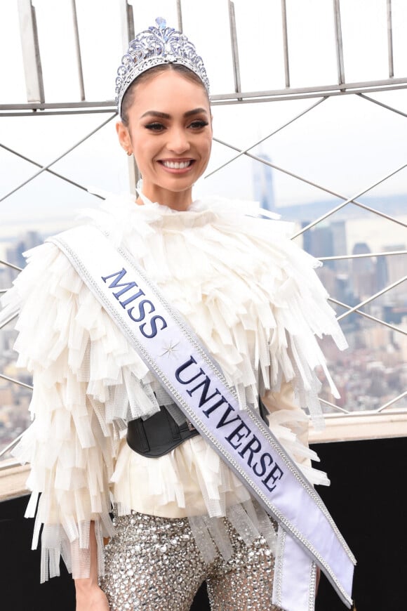 La gagnante succèdera à R'Bonney Gabriel, élue Miss Univers 2022 le 14 janvier 2023.
La nouvelle Miss Univers R'Bonney Gabriel visite l'Empire State Building à New York >City, New York, ETats-Unis, le 16 janvier 2023.