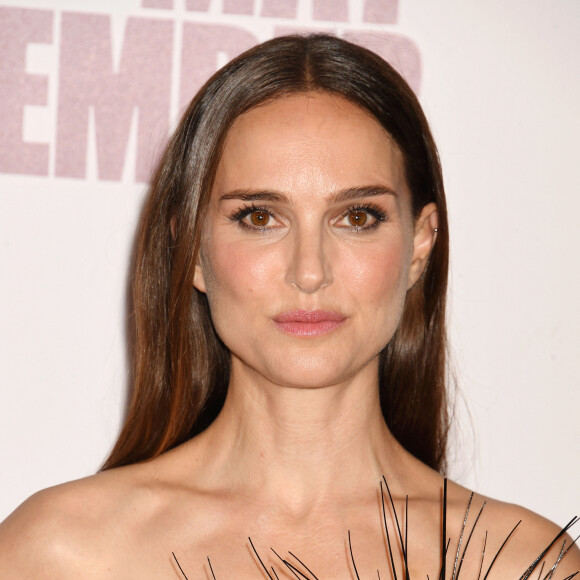 L'actrice du film Léon a opté pour un maquillage doux et lumineux, comportant un fard à paupières brun fumé associé à un blush pêche, lors de l'événement qui s'est tenu à l'Academy Museum of Motion Pictures.
Natalie Portman à la première du film Netflix "May December" le 16 novembre 2023 à Los Angeles.
