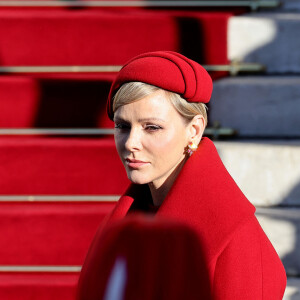 Elle portait aussi des boucles d'oreilles assorties
La princesse Charlene de Monaco - La famille princière de Monaco à son arrivée en la cathédrale Notre-Dame Immaculée pour la messe solennelle d'action de grâce et un Te Deum, à l'occasion de la Fête Nationale de Monaco. Le 19 novembre 2023 © Dominique Jacovides-Bruno Bebert / Bestimage 