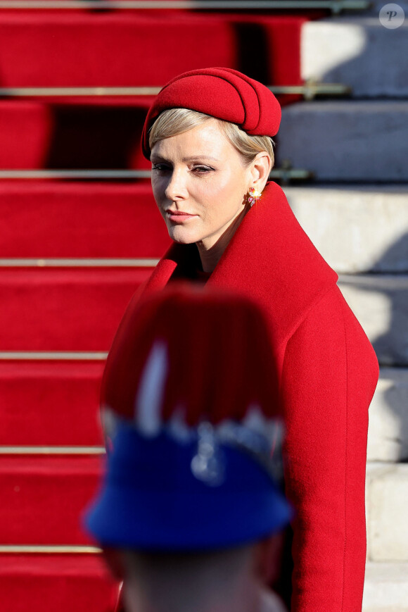 Elle portait aussi des boucles d'oreilles assorties
La princesse Charlene de Monaco - La famille princière de Monaco à son arrivée en la cathédrale Notre-Dame Immaculée pour la messe solennelle d'action de grâce et un Te Deum, à l'occasion de la Fête Nationale de Monaco. Le 19 novembre 2023 © Dominique Jacovides-Bruno Bebert / Bestimage 