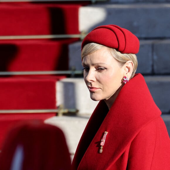 Le couple princier s'est montré complice
Le prince Albert II et la princesse Charlene de Monaco - La famille princière de Monaco à son arrivée en la cathédrale Notre-Dame Immaculée pour la messe solennelle d'action de grâce et un Te Deum, à l'occasion de la Fête Nationale de Monaco. Le 19 novembre 2023 © Dominique Jacovides-Bruno Bebert / Bestimage 