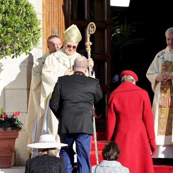 Le prince Albert II et la princesse Charlene de Monaco, la princesse Caroline de Hanovre et la princesse de Stéphanie de Monaco - La famille princière de Monaco à son arrivée en la cathédrale Notre-Dame Immaculée pour la messe solennelle d'action de grâce et un Te Deum, à l'occasion de la Fête Nationale de Monaco. Le 19 novembre 2023 © Dominique Jacovides-Bruno Bebert / Bestimage 