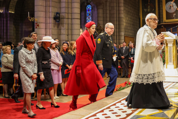 Charlene a choisi le rouge pour célébrer la fête nationale cette année
Le prince Albert II de Monaco, La princesse Charlène de Monaco, La princesse Stéphanie de Monaco, La princesse Caroline de Hanovre - La famille princière monégasque assiste à la messe d'action de grâce avec Te Deum lors de la la fête nationale de Monaco, en la cathédrale Notre-Dame Immaculée