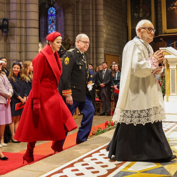 Charlene a choisi le rouge pour célébrer la fête nationale cette année
Le prince Albert II de Monaco, La princesse Charlène de Monaco, La princesse Stéphanie de Monaco, La princesse Caroline de Hanovre - La famille princière monégasque assiste à la messe d'action de grâce avec Te Deum lors de la la fête nationale de Monaco, en la cathédrale Notre-Dame Immaculée