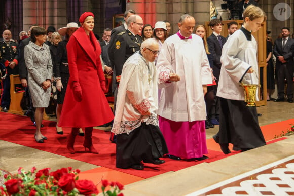 Le prince Albert II de Monaco, La princesse Charlène de Monaco, La princesse Stéphanie de Monaco, La princesse Caroline de Hanovre - La famille princière monégasque assiste à la messe d'action de grâce avec Te Deum lors de la la fête nationale de Monaco, en la cathédrale Notre-Dame Immaculée, le 19 novembre 2023. © Jean-Charles Vinaj / Poll Monaco / Bestimage 