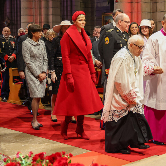 Le prince Albert II de Monaco, La princesse Charlène de Monaco, La princesse Stéphanie de Monaco, La princesse Caroline de Hanovre - La famille princière monégasque assiste à la messe d'action de grâce avec Te Deum lors de la la fête nationale de Monaco, en la cathédrale Notre-Dame Immaculée, le 19 novembre 2023. © Jean-Charles Vinaj / Poll Monaco / Bestimage 