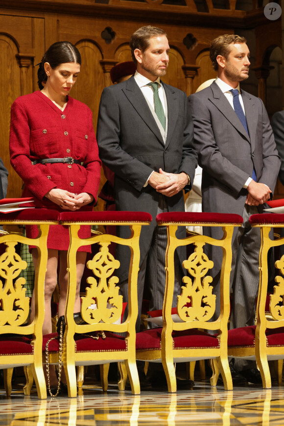 Elle portait une robe Chanel boutonnée en tweed rouge carmin
Charlotte Casiraghi, Pierre Casiraghi, Andrea Casiraghi, Louis Ducruet - La famille princière monégasque assiste à la messe d'action de grâce avec Te Deum lors de la la fête nationale de Monaco, en la cathédrale Notre-Dame Immaculée, le 19 novembre 2023. © Jean-Charles Vinaj / Poll Monaco / Bestimage 