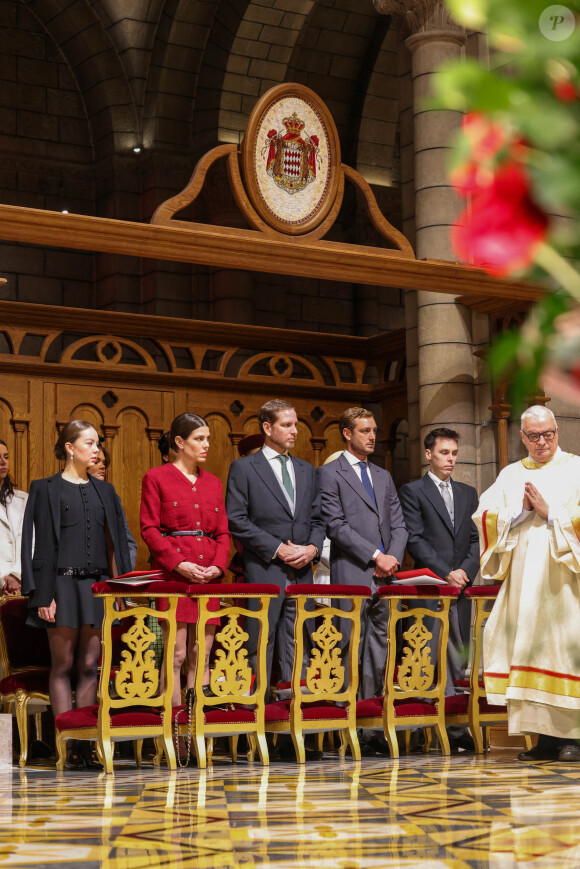 La princesse Alexandra de Hanovre, Charlotte Casiraghi, Pierre Casiraghi, Andrea Casiraghi, Louis Ducruet - La famille princière monégasque assiste à la messe d'action de grâce avec Te Deum lors de la la fête nationale de Monaco, en la cathédrale Notre-Dame Immaculée, le 19 novembre 2023. © Jean-Charles Vinaj / Poll Monaco / Bestimage 