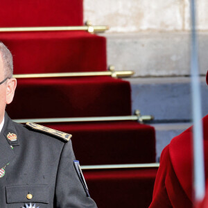 Le prince Albert II et la princesse Charlene de Monaco - La famille princière de Monaco à la sortie de la cathédrale Notre-Dame Immaculée pour la messe solennelle d'action de grâce et un Te Deum, à l'occasion de la Fête Nationale de Monaco. Le 19 novembre 2023 © Dominique Jacovides-Bruno Bebert / Bestimage 