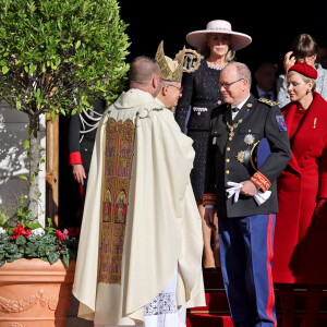 Le prince Albert II et la princesse Charlene de Monaco, la princesse Caroline de Hanovre et la princesse de Stéphanie de Monaco - La famille princière de Monaco à la sortie de la cathédrale Notre-Dame Immaculée pour la messe solennelle d'action de grâce et un Te Deum, à l'occasion de la Fête Nationale de Monaco. Le 19 novembre 2023 © Dominique Jacovides-Bruno Bebert / Bestimage 