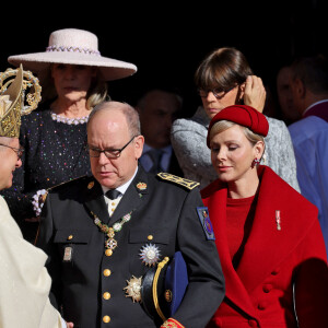 Le prince Albert II et la princesse Charlene de Monaco, la princesse Caroline de Hanovre et la princesse de Stéphanie de Monaco - La famille princière de Monaco à la sortie de la cathédrale Notre-Dame Immaculée pour la messe solennelle d'action de grâce et un Te Deum, à l'occasion de la Fête Nationale de Monaco. Le 19 novembre 2023 © Dominique Jacovides-Bruno Bebert / Bestimage 