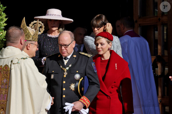 Le prince Albert II et la princesse Charlene de Monaco, la princesse Caroline de Hanovre et la princesse de Stéphanie de Monaco - La famille princière de Monaco à la sortie de la cathédrale Notre-Dame Immaculée pour la messe solennelle d'action de grâce et un Te Deum, à l'occasion de la Fête Nationale de Monaco. Le 19 novembre 2023 © Dominique Jacovides-Bruno Bebert / Bestimage 