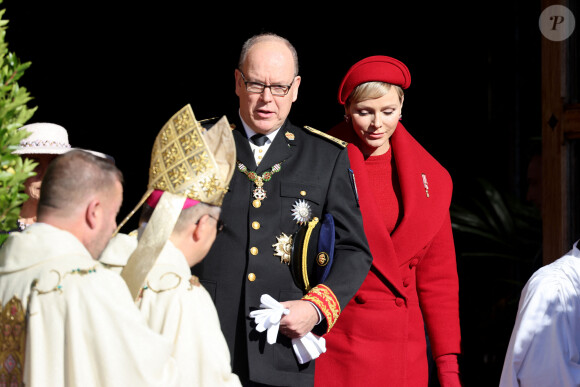 Le prince Albert II et la princesse Charlene de Monaco - La famille princière de Monaco à la sortie de la cathédrale Notre-Dame Immaculée pour la messe solennelle d'action de grâce et un Te Deum, à l'occasion de la Fête Nationale de Monaco. Le 19 novembre 2023 © Dominique Jacovides-Bruno Bebert / Bestimage 