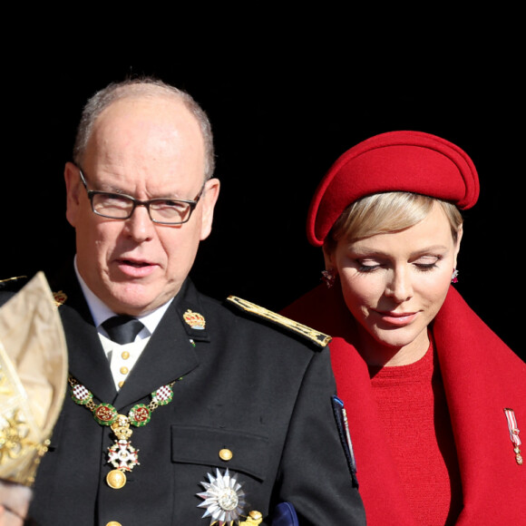 Le prince Albert II et la princesse Charlene de Monaco - La famille princière de Monaco à la sortie de la cathédrale Notre-Dame Immaculée pour la messe solennelle d'action de grâce et un Te Deum, à l'occasion de la Fête Nationale de Monaco. Le 19 novembre 2023 © Dominique Jacovides-Bruno Bebert / Bestimage 