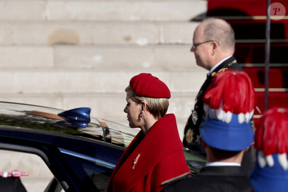 Le prince Albert II et la princesse Charlene de Monaco - La famille princière de Monaco à la sortie de la cathédrale Notre-Dame Immaculée pour la messe solennelle d'action de grâce et un Te Deum, à l'occasion de la Fête Nationale de Monaco. Le 19 novembre 2023 © Dominique Jacovides-Bruno Bebert / Bestimage 