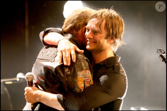 Au point que Johnny Hallyday s'est parfois senti en compétition avec son propre fils
David Hallyday en concert à la Cigale, en duo avec son père Johnny Hallyday, le 17 mars 2008.