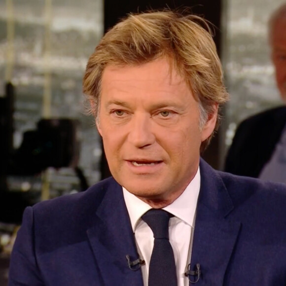 L'occasion pour Laurent Delahousse, l'animateur phare du programme de le surprendre en diffusant à l'antenne un rare cliché de son invité... Avec Jodie Foster !