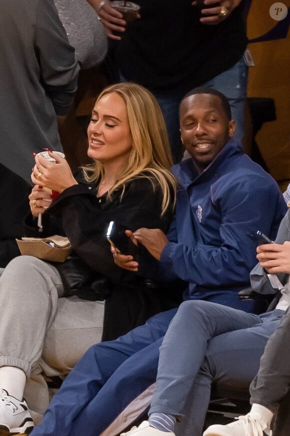 Une superbe nouvelle Adele, qui file le parfait amour avec Rich Paul
 
Adele et Rich Paul assistent au match de basket des Lakers à Los Angeles, le 20 mai 2023.