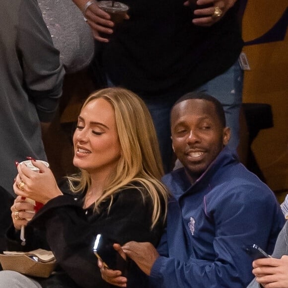 Une superbe nouvelle Adele, qui file le parfait amour avec Rich Paul
 
Adele et Rich Paul assistent au match de basket des Lakers à Los Angeles, le 20 mai 2023.