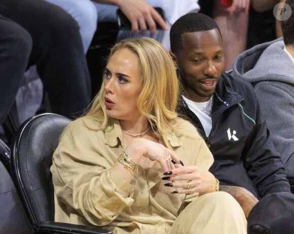 Adele et son fiancé Rich Paul assistent au match de basket des Lakers à Los Angeles le 6 mai 2023.