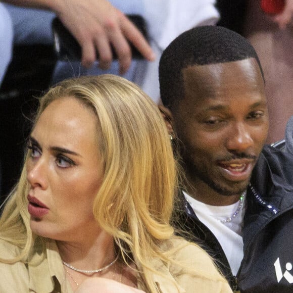 Adele et son fiancé Rich Paul assistent au match de basket des Lakers à Los Angeles le 6 mai 2023.