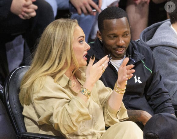 La chanteuse britannique aurait dit "oui" à Rich Paul
 
Adele et son fiancé Rich Paul assistent au match de basket des Lakers à Los Angeles le 6 mai 2023.