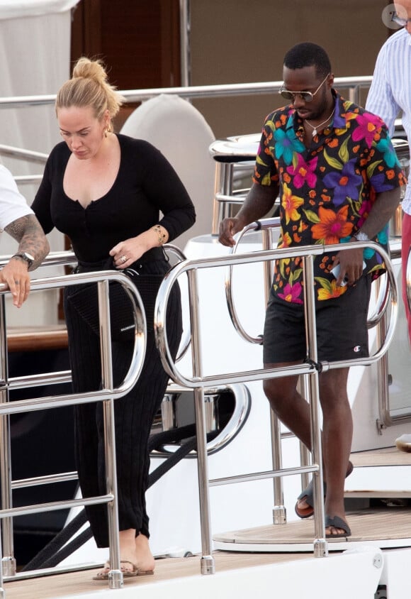 De plus, l'artiste aurait indiqué que le mariage est récent
 
Adele et son compagnon Rich Paul quittent le yacht de Jay Schottenstein à Porto Cervo en Sardaigne, le 23 juillet 2022.