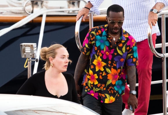 Adele et son compagnon Rich Paul quittent le yacht de Jay Schottenstein à Porto Cervo en Sardaigne, le 23 juillet 2022.