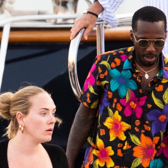 Adele et son compagnon Rich Paul quittent le yacht de Jay Schottenstein à Porto Cervo en Sardaigne, le 23 juillet 2022.