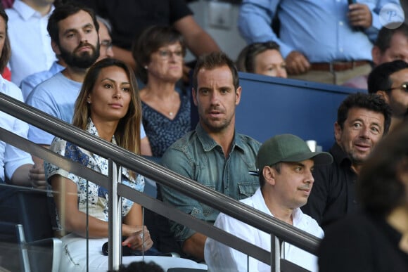 Le tennisman est parti en Norvège avec Clémentine
 
Richard Gasquet et sa compagne, Patrick Bruel en tribune lors du match de football en ligue 1 Uber Eats PSG - Montpellier (5 - 2) au Parc des Princes à Paris le 13 août 2022.