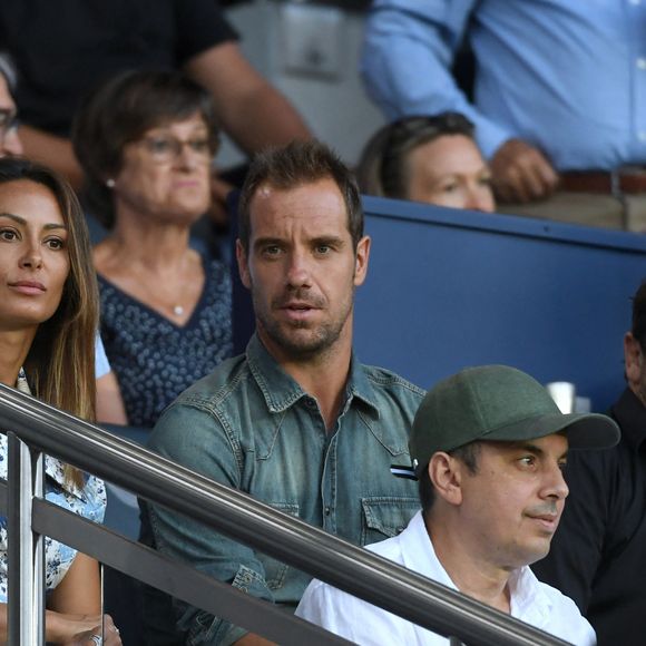 Le tennisman est parti en Norvège avec Clémentine
 
Richard Gasquet et sa compagne, Patrick Bruel en tribune lors du match de football en ligue 1 Uber Eats PSG - Montpellier (5 - 2) au Parc des Princes à Paris le 13 août 2022.