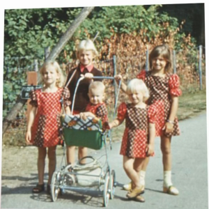 Anne-Elisabeth Lemoine jeune avec ses frères et soeurs. Une archive diffusée dans "Vivement dimanche".