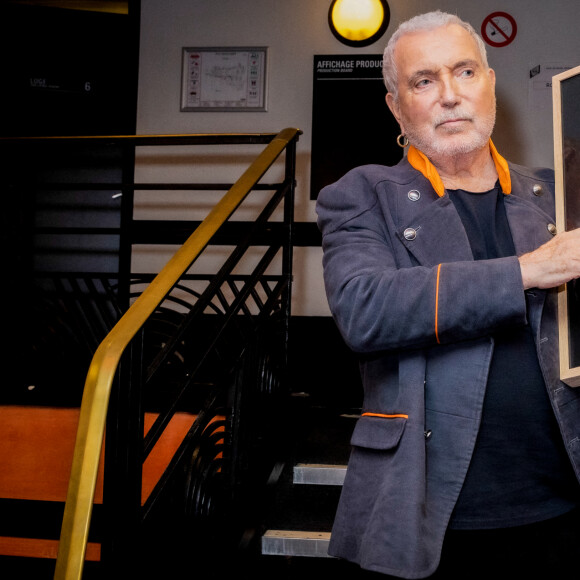 Exclusif - Bernard Lavilliers reçoit un disque de platine - Backstage du concert de Bernard Lavilliers à l'Olympia à Paris le 16 juin 2022. © Jack Tribeca / Bestimage