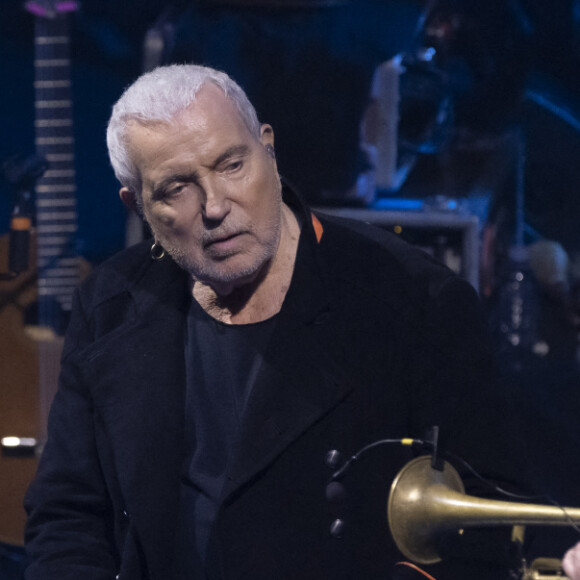 "J'ai souffert de polypes aux cordes vocales. Depuis, il a fallu baisser et moduler", ajoute Bernard Lavilliers
Exclusif - Bernard Lavilliers - Bernard Lavilliers en concert à l'Olympia à Paris le 16 juin 2022. © Jack Tribeca / Bestimage