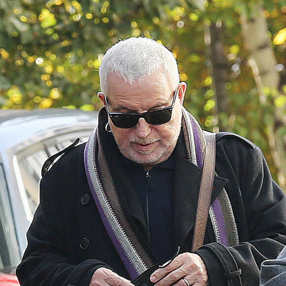 "Sur scène, on montait les retours. Pour faire le match avec les musiciens, je chantais trop fort", raconte le chanteur
Bernard Lavilliers quitte les studios de Radio France à Paris, France, le 24 novembre 2021. © Panoramic/Bestimage