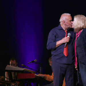 C'est sur l'Ile de beauté qu'il a rencontré sa moitié, Sanda
Exclusif - Michel Fugain et sa femme Sanda lors du concert "Michel Fugain fait Bandapart" pour les 80 ans du chanteur à Bobino à Paris le 12 Mai 2022. © Bertrand Rindoff/Bestimage