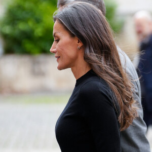 La reine Letizia d'Espagne à la sortie de la cérémonie de clôture du XVIe "Séminaire international sur la langue et le journalisme" au monastère de Yuso à San Millan de la Cogolla, Espagne, le 24 novembre 2023.