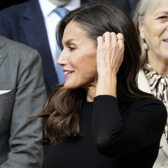 La reine Letizia d'Espagne à la sortie de la cérémonie de clôture du XVIe "Séminaire international sur la langue et le journalisme" au monastère de Yuso à San Millan de la Cogolla, Espagne, le 24 novembre 2023. 