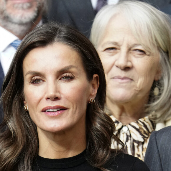 La reine Letizia d'Espagne à la sortie de la cérémonie de clôture du XVIe "Séminaire international sur la langue et le journalisme" au monastère de Yuso à San Millan de la Cogolla, Espagne, le 24 novembre 2023. 