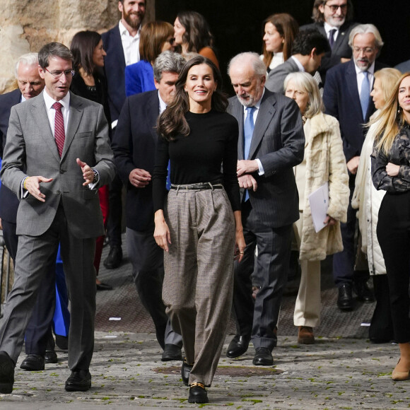 La reine Letizia d'Espagne à la sortie de la cérémonie de clôture du XVIe "Séminaire international sur la langue et le journalisme" au monastère de Yuso à San Millan de la Cogolla, Espagne, le 24 novembre 2023. 