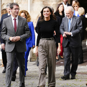 La reine Letizia d'Espagne à la sortie de la cérémonie de clôture du XVIe "Séminaire international sur la langue et le journalisme" au monastère de Yuso à San Millan de la Cogolla, Espagne, le 24 novembre 2023. 