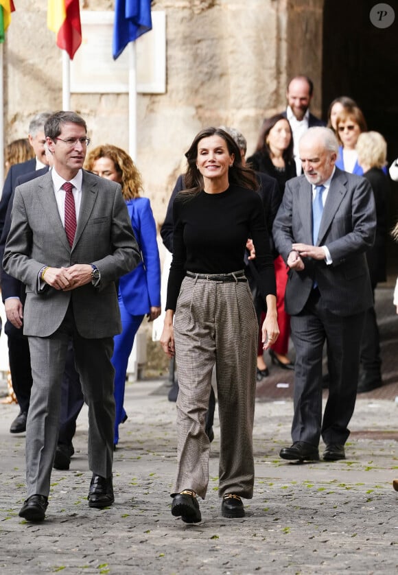 La reine Letizia d'Espagne à la sortie de la cérémonie de clôture du XVIe "Séminaire international sur la langue et le journalisme" au monastère de Yuso à San Millan de la Cogolla, Espagne, le 24 novembre 2023. 