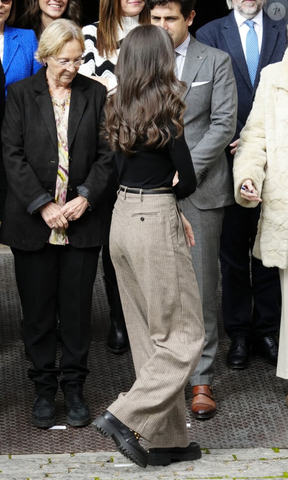 La reine Letizia d'Espagne à la sortie de la cérémonie de clôture du XVIe "Séminaire international sur la langue et le journalisme" au monastère de Yuso à San Millan de la Cogolla, Espagne, le 24 novembre 2023. 