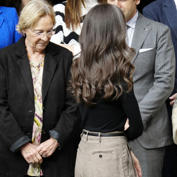 La reine Letizia d'Espagne à la sortie de la cérémonie de clôture du XVIe "Séminaire international sur la langue et le journalisme" au monastère de Yuso à San Millan de la Cogolla, Espagne, le 24 novembre 2023. 