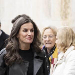 Letizia a arboré un maquillage nude en sublimant ses cils avec un mascara noir et en rehaussant ses lèvres avec un gloss rosé.
La reine Letizia d'Espagne assiste à la cérémonie de clôture du XVIe "Séminaire international sur la langue et le journalisme" au monastère de Yuso à San Millan de la Cogolla, La Rioja, Espagne, le 24 novembre 2023.