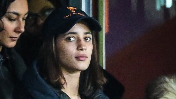 Vincent Perez : Sa fille Iman au match du PSG, la belle brune perturbée par le contenu de son téléphone