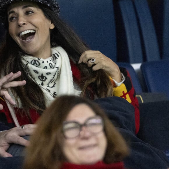 Reem Kherici et son mari Gilles Lemaire dans les tribunes lors du match de Ligue 1 Uber Eats "PSG - Monaco (5-2)" au Parc Des Princes, le 24 novembre 2023. © Cyril Moreau/Bestimage 